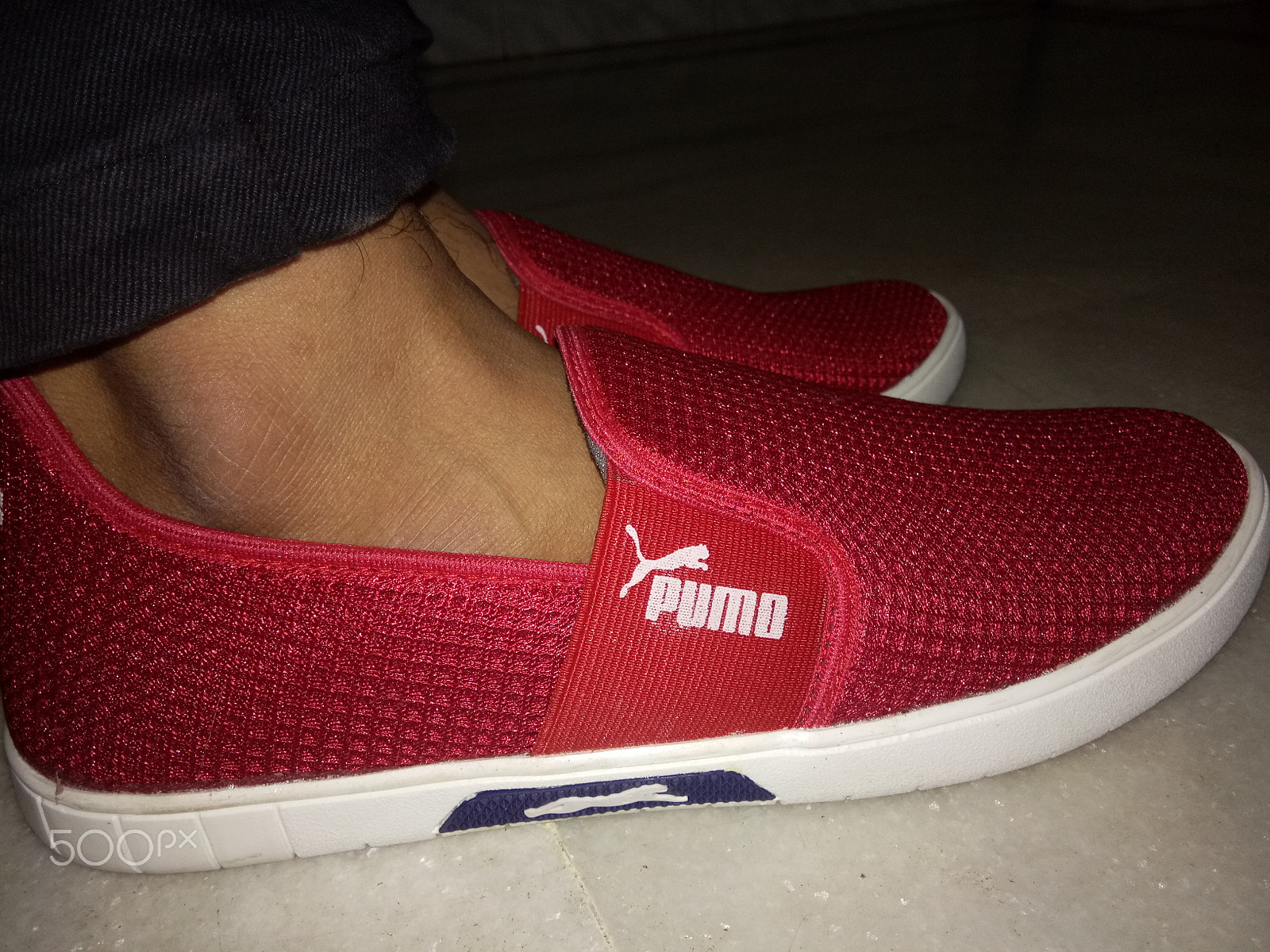 vivo 1714 sample photo. Red puma shoes photography