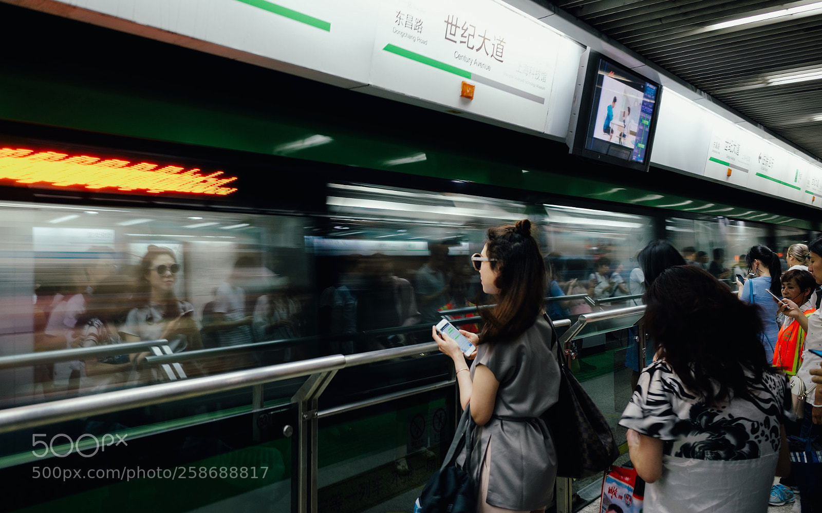 Ricoh GR II sample photo. Commute in shanghai photography
