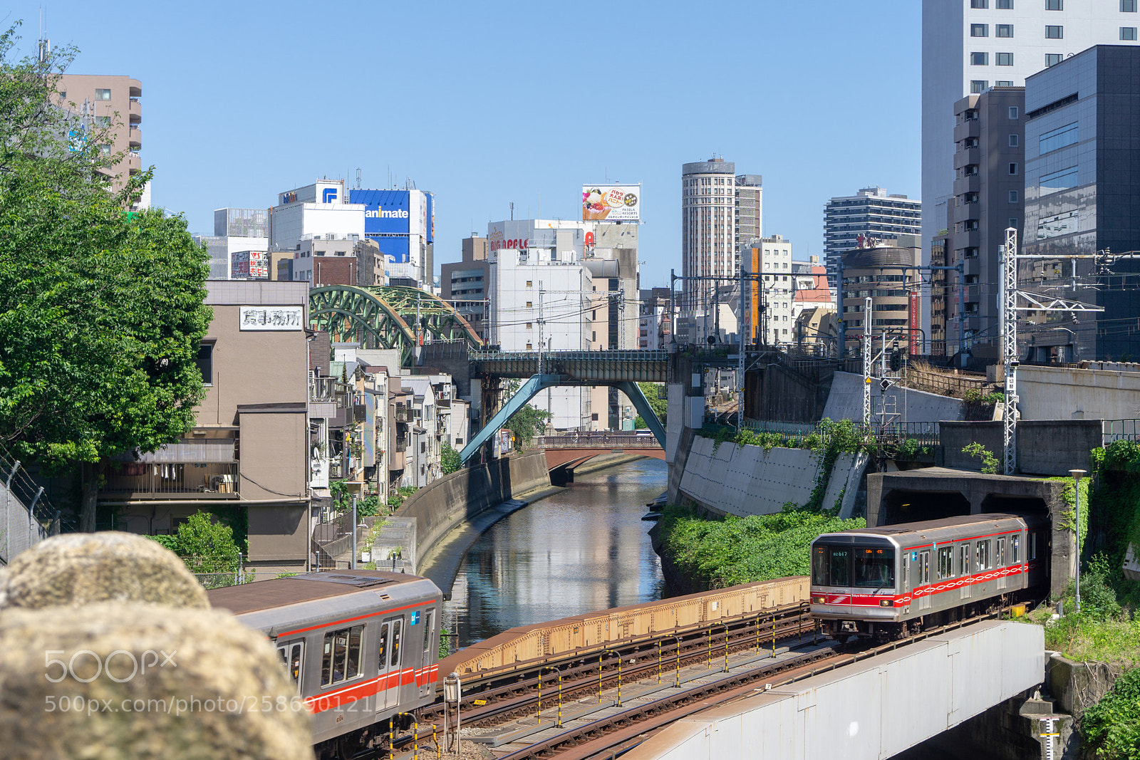 Sony a6000 sample photo. Metro trains appear on photography