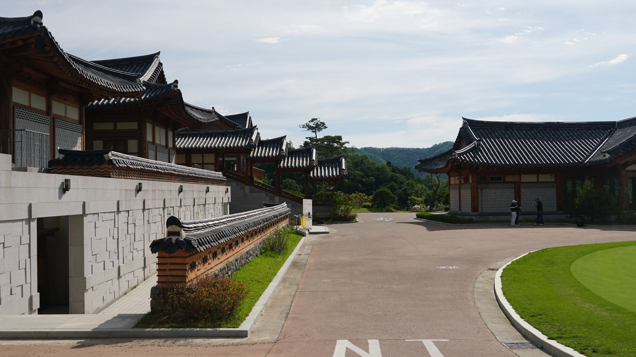 Sony a6500 + Sony FE 24-240mm F3.5-6.3 OSS sample photo. Korean stye house and pathway to golf course photography