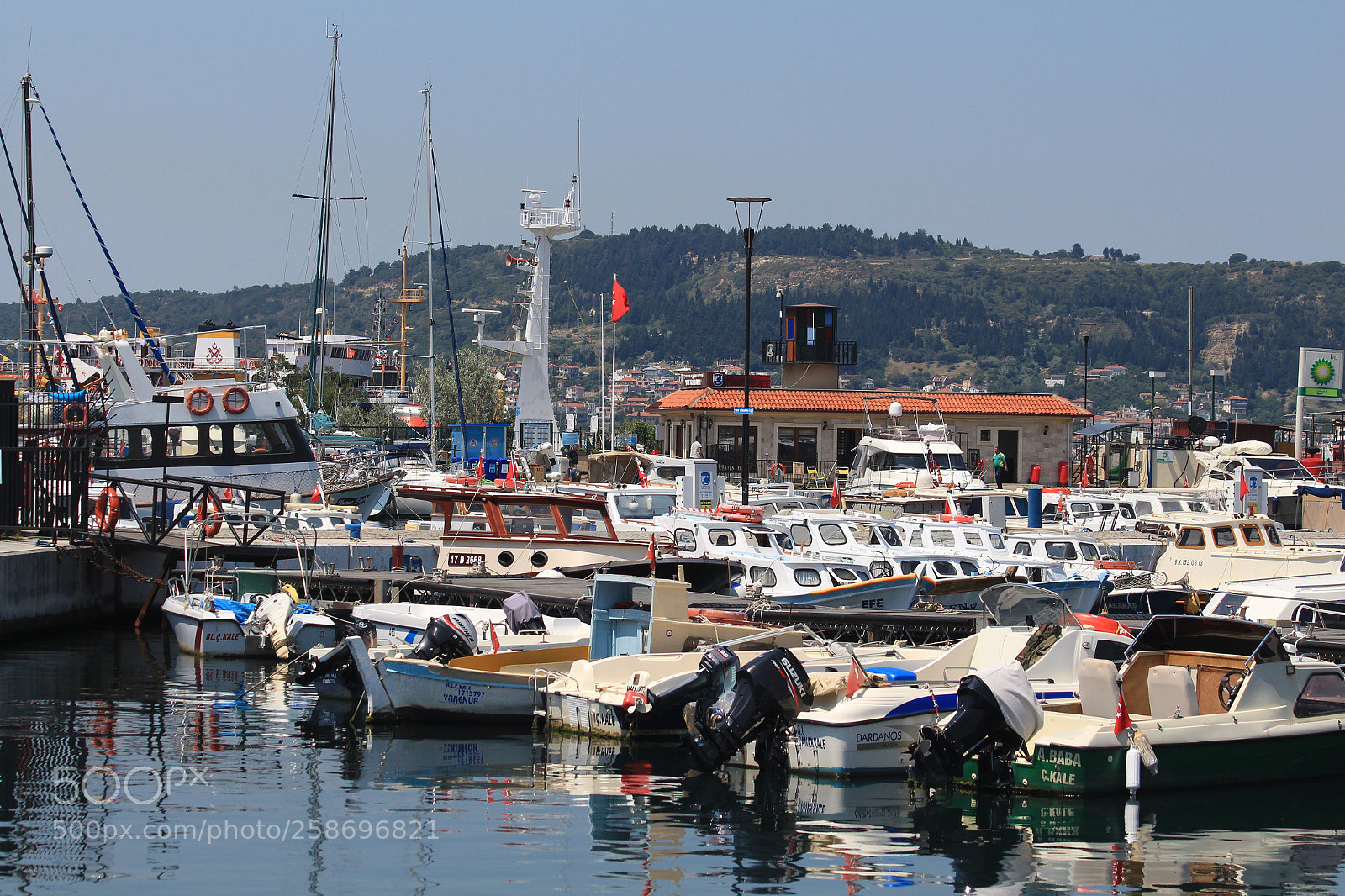 Canon EOS 650D (EOS Rebel T4i / EOS Kiss X6i) sample photo. Reflection in the port photography