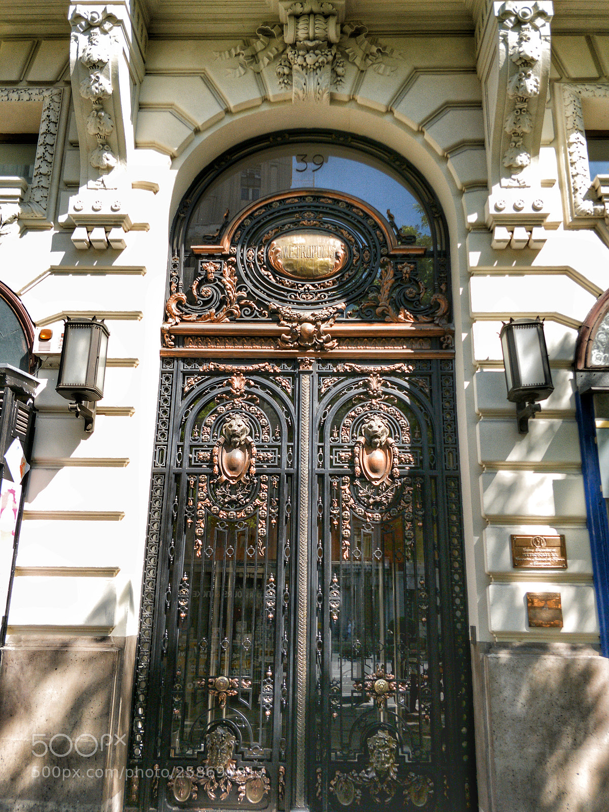 OnePlus 5T sample photo. Metropolis door. photography