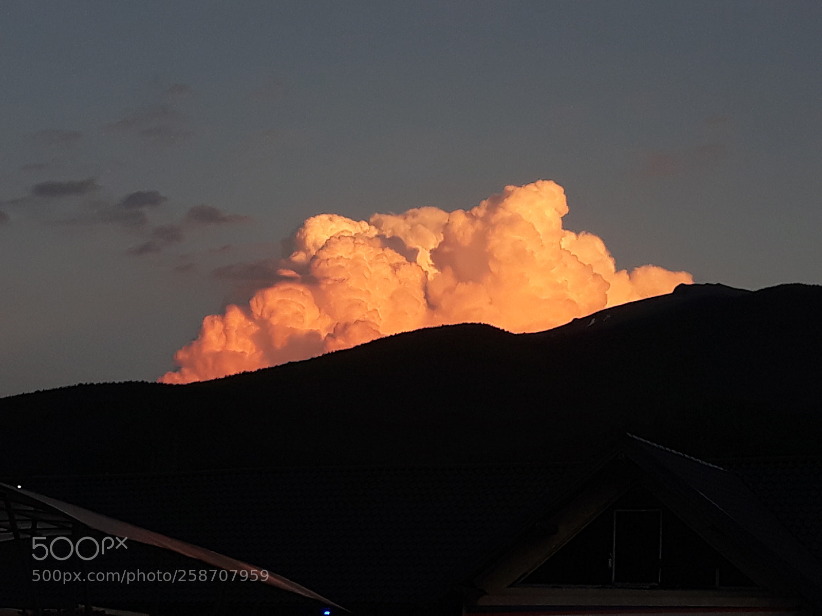 Samsung Galaxy J5 sample photo. A cloud that caught photography