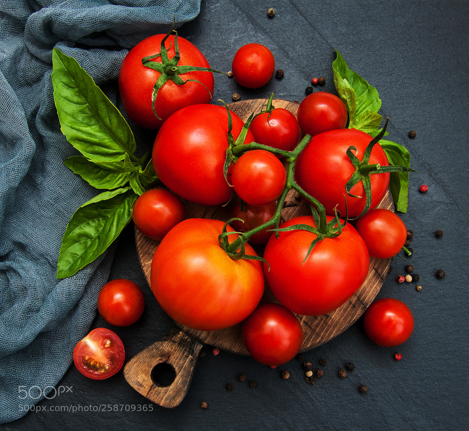 Nikon D90 sample photo. Fresh tomatoes on a photography