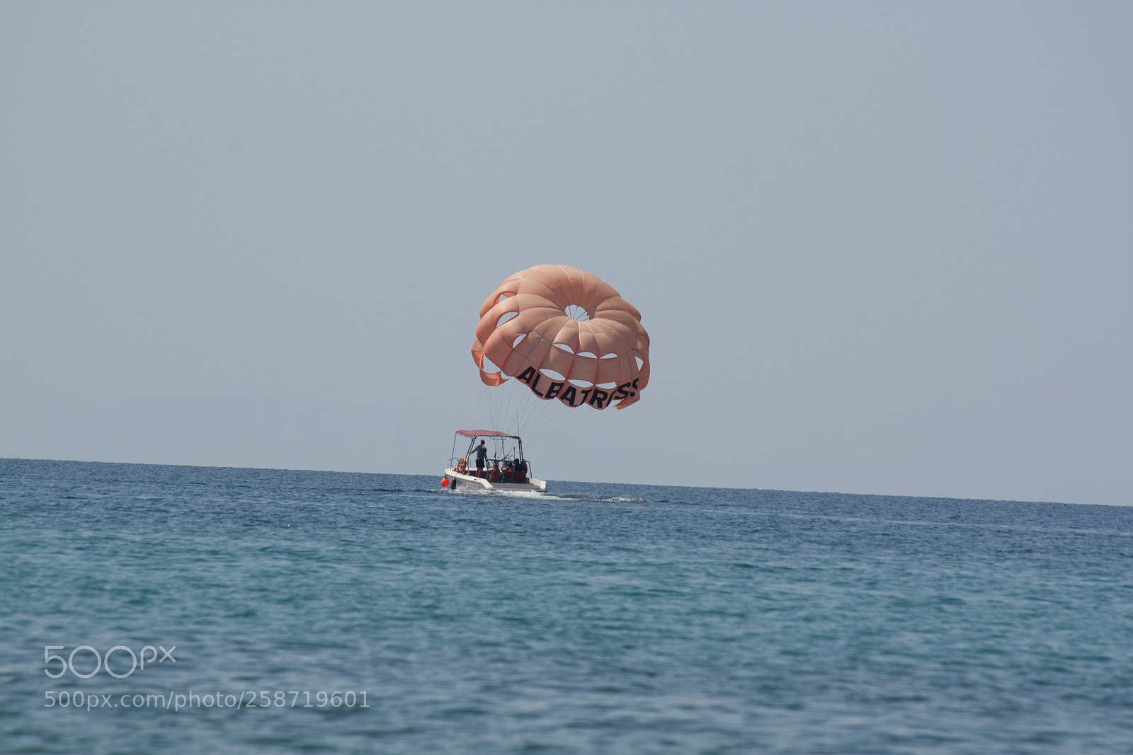 Canon EOS 450D (EOS Rebel XSi / EOS Kiss X2) sample photo. Parasailing on speedboat photography