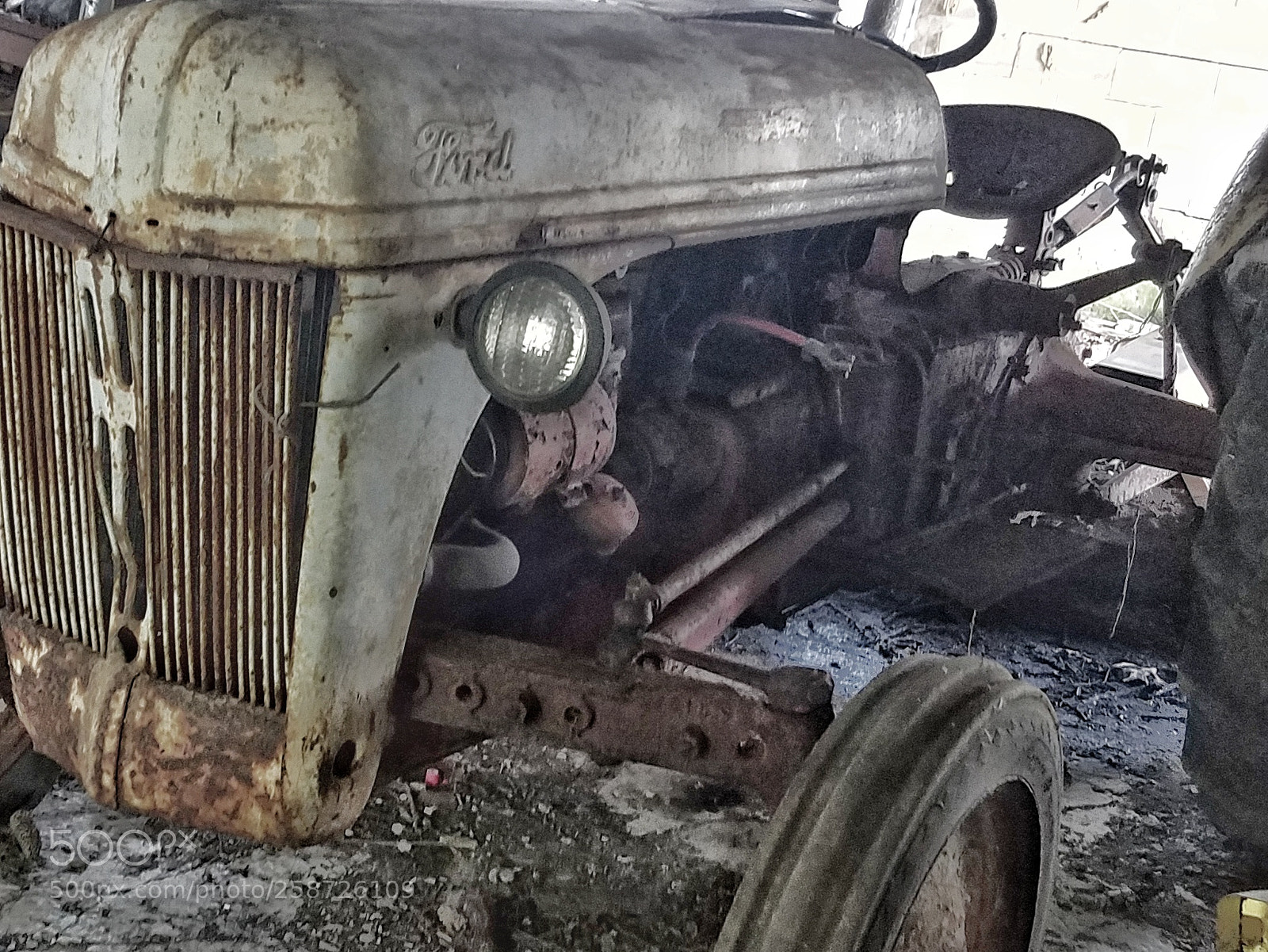 Samsung Galaxy S7 sample photo. Tractor in ruins photography