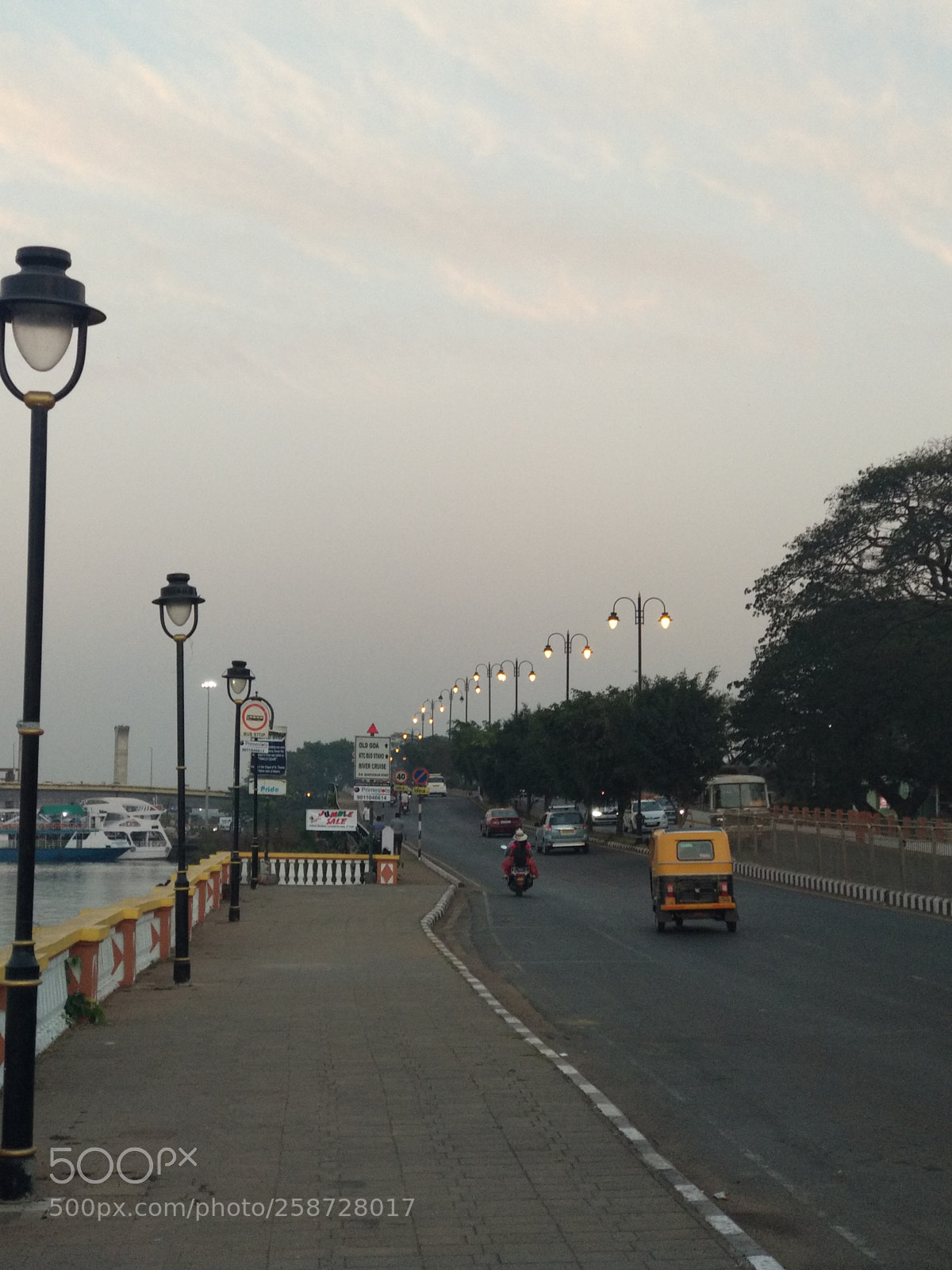 Xiaomi Mi A1 sample photo. Street light photography