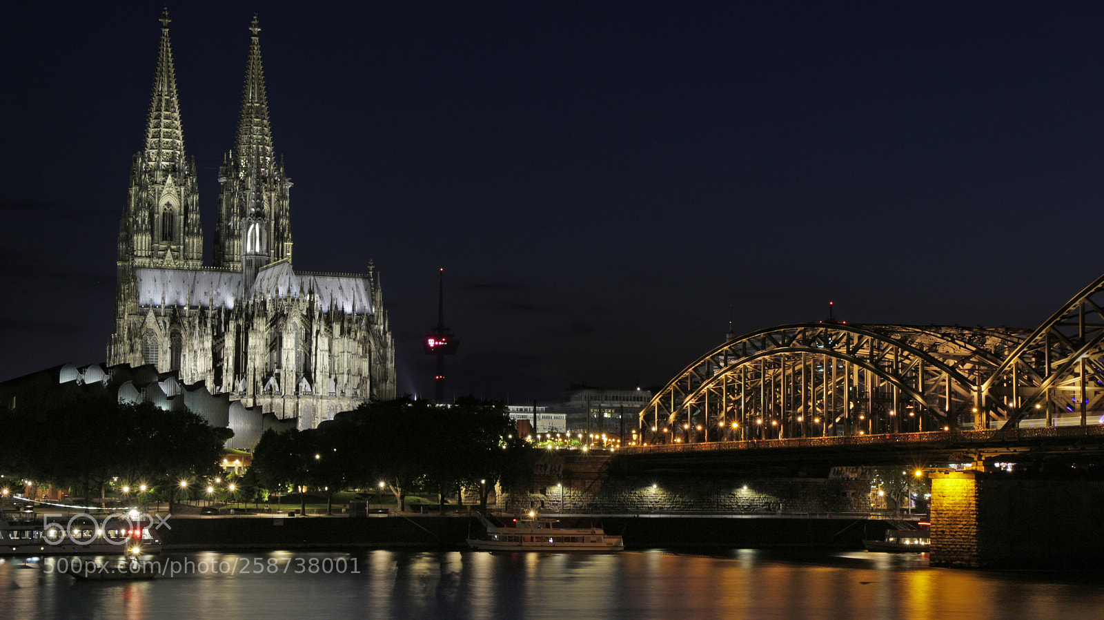 Canon EOS 700D (EOS Rebel T5i / EOS Kiss X7i) sample photo. Cologne cathedral photography