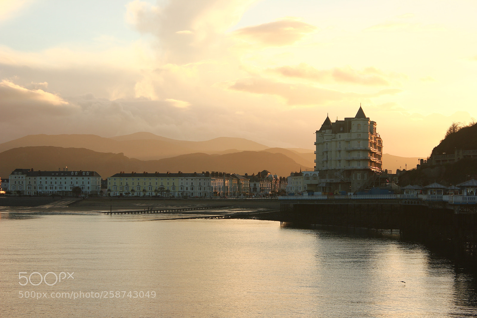 Canon EF-S 18-55mm F3.5-5.6 IS sample photo. Llandudno promenade photography
