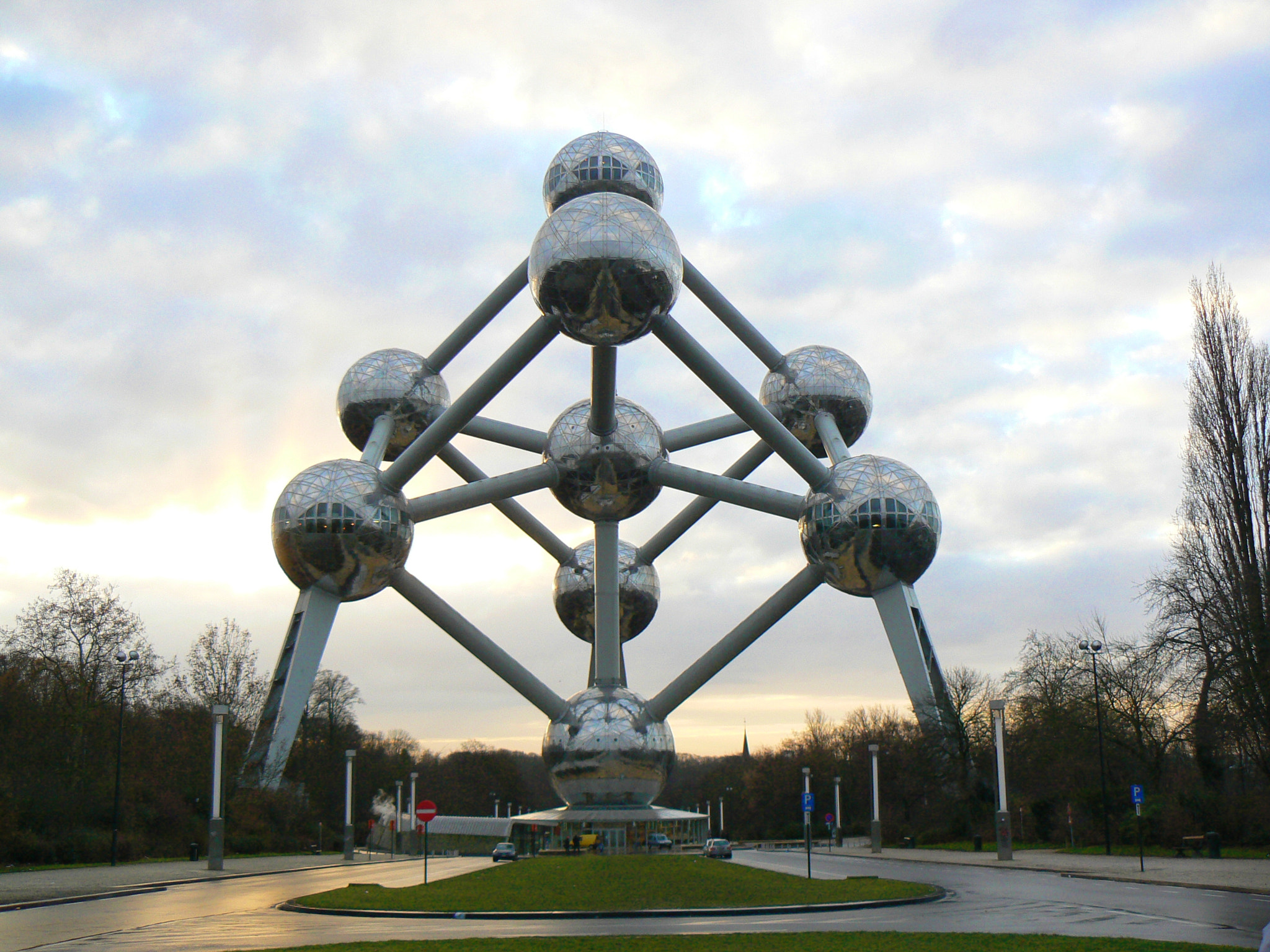 Panasonic DMC-FZ7 sample photo. Atomium photography