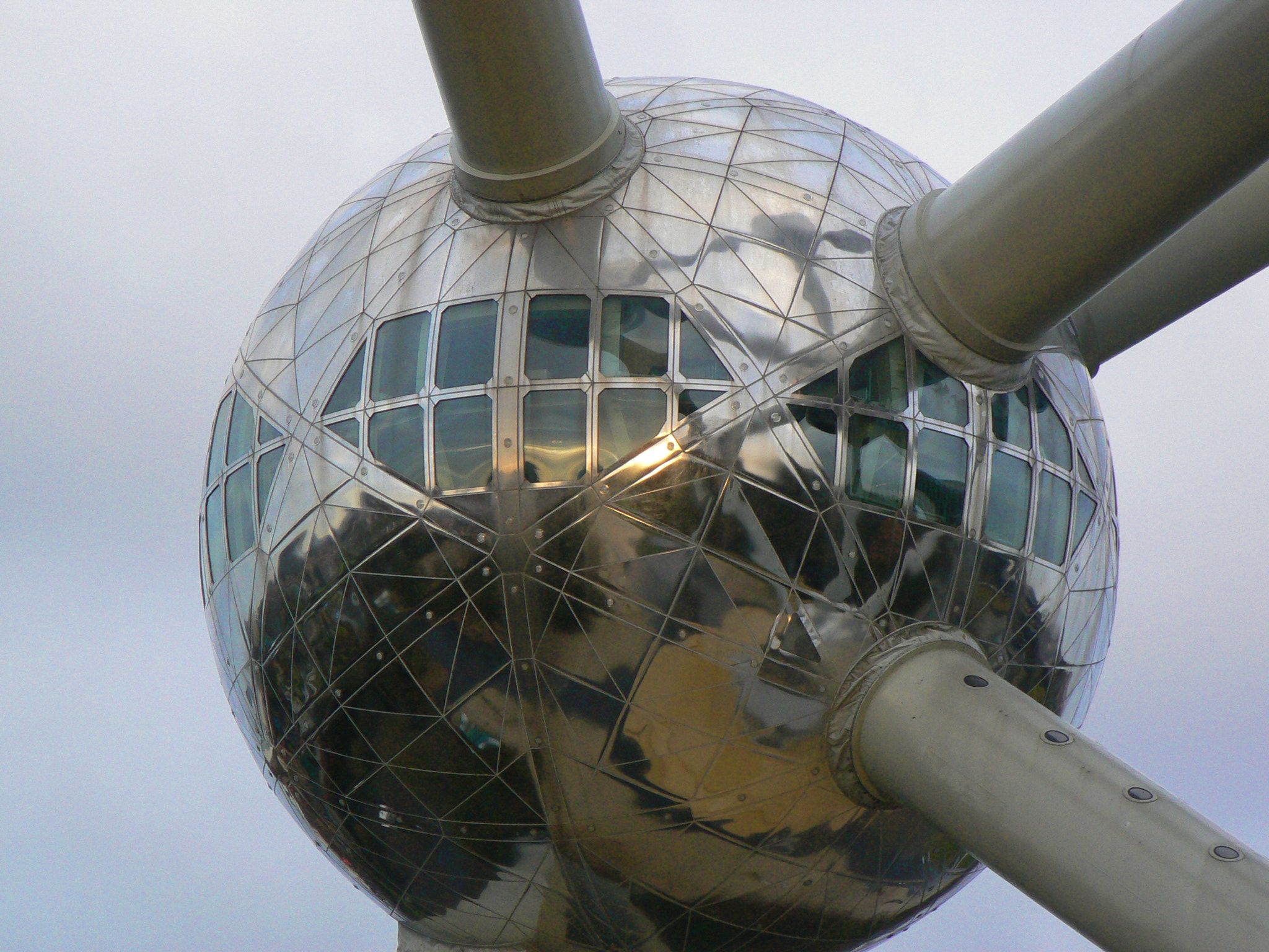 Panasonic DMC-FZ7 sample photo. Atomium detail photography