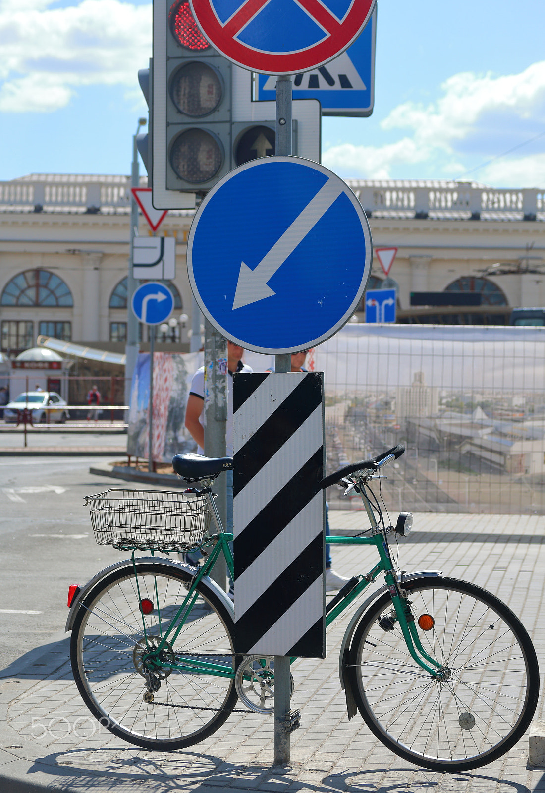 Canon EOS 70D + Canon EF-S 60mm F2.8 Macro USM sample photo. The bicycle is parked at the post with road signs photography