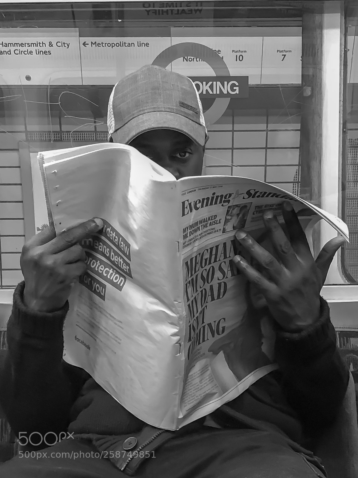 Apple iPhone X sample photo. Man on the tube photography