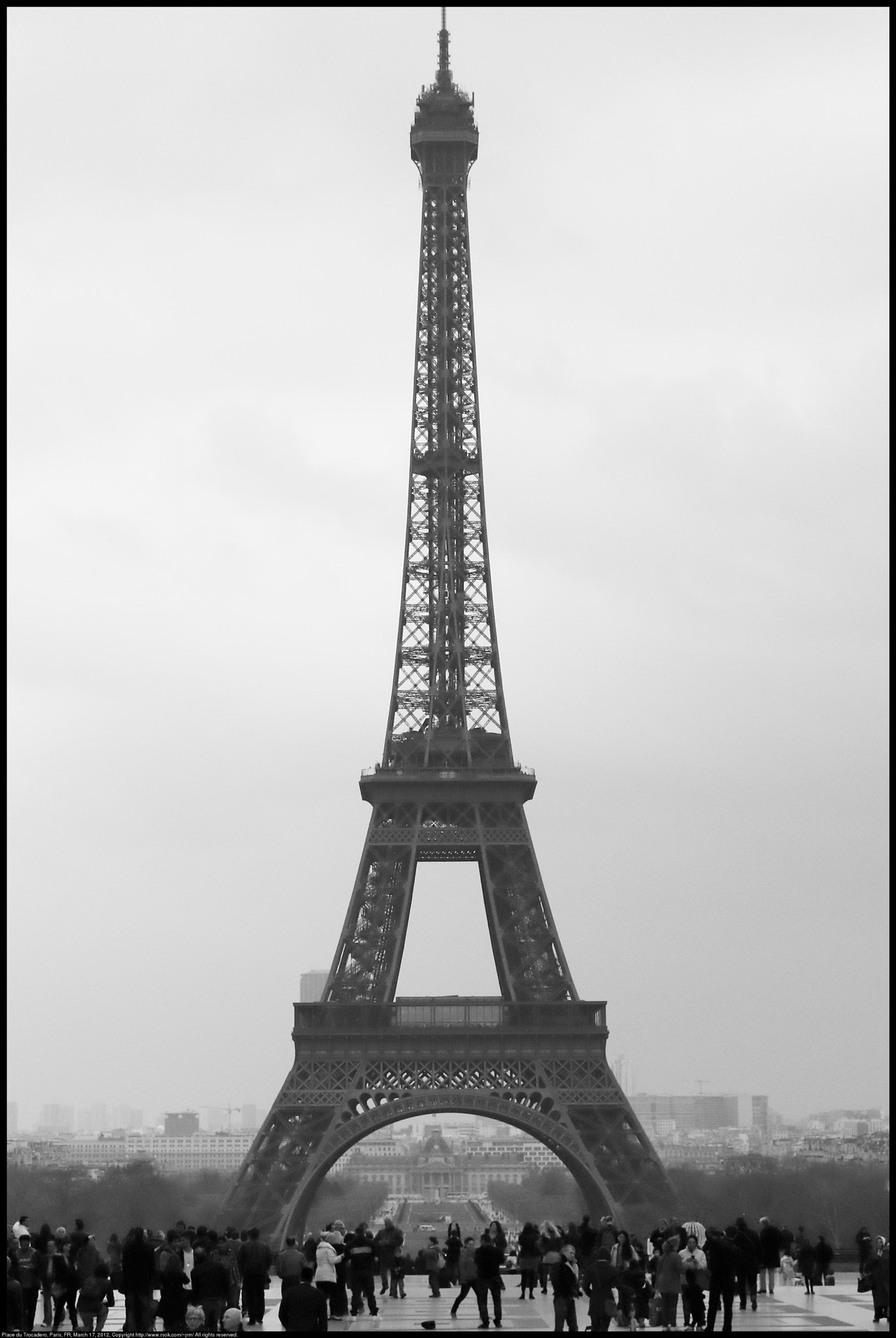 Canon EF-S 18-55mm F3.5-5.6 IS sample photo. Place du trocadero on a rainy day photography