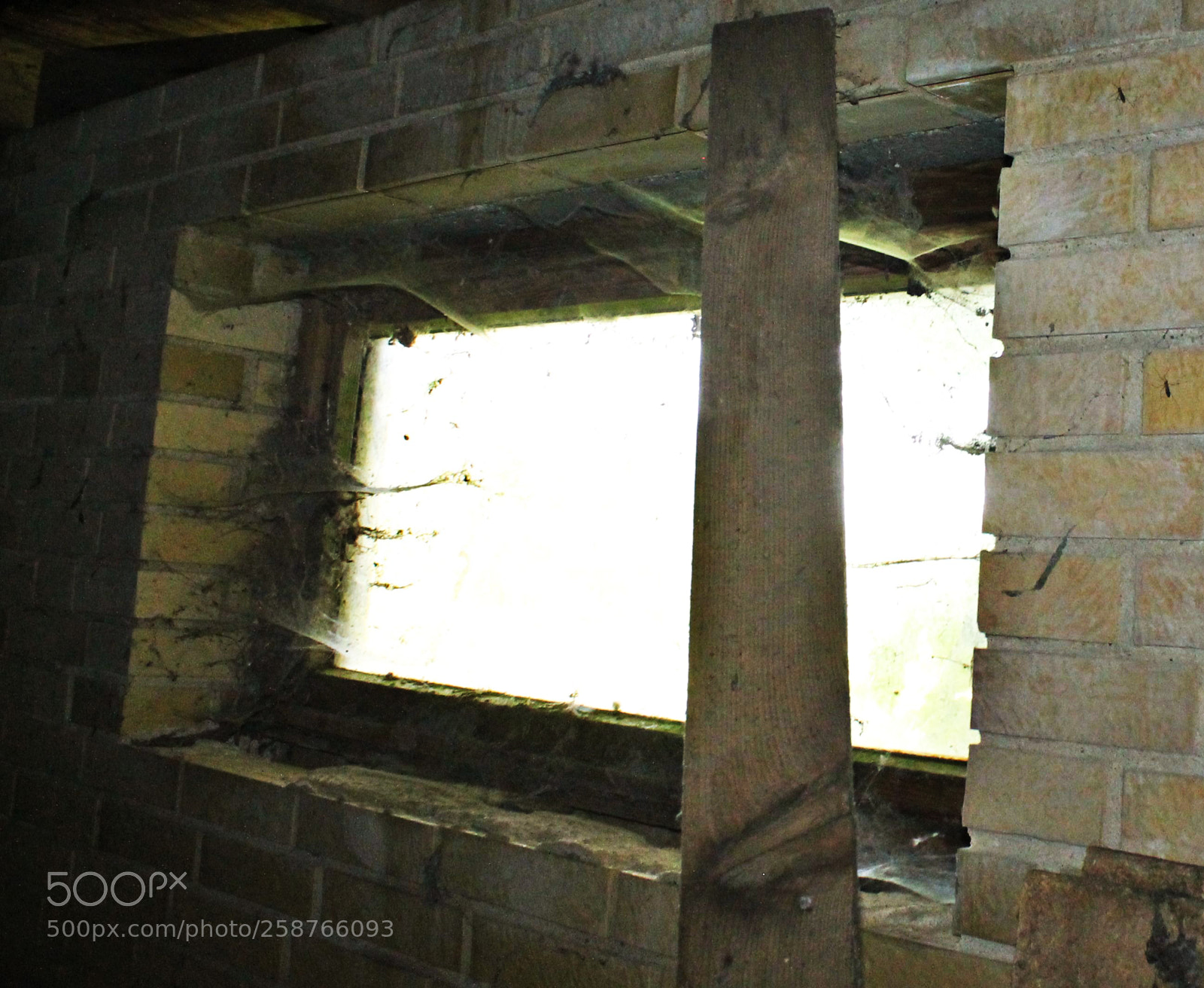 Canon EOS 1100D (EOS Rebel T3 / EOS Kiss X50) sample photo. Ghost house in the photography