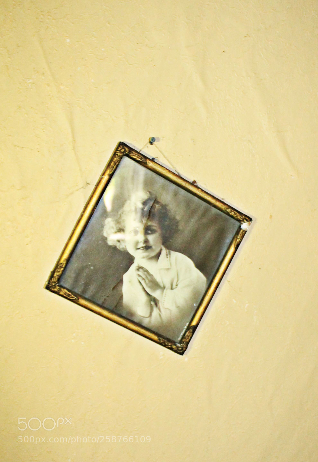 Canon EOS 1100D (EOS Rebel T3 / EOS Kiss X50) sample photo. Ghost house in the photography