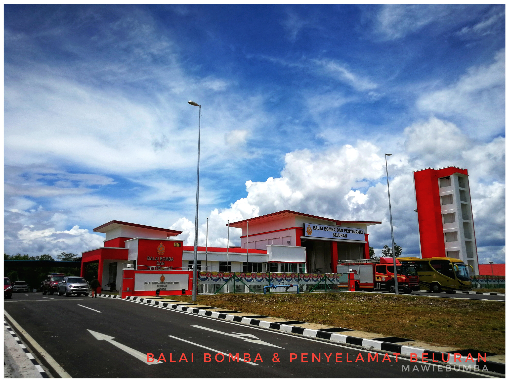 HUAWEI P10 Plus sample photo. Beluran fire station photography