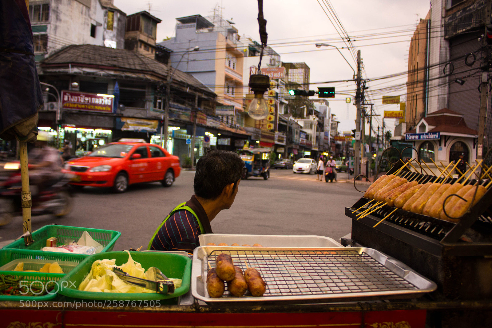 Canon EOS 550D (EOS Rebel T2i / EOS Kiss X4) sample photo. Bangkok sausage vendor daydreaming photography