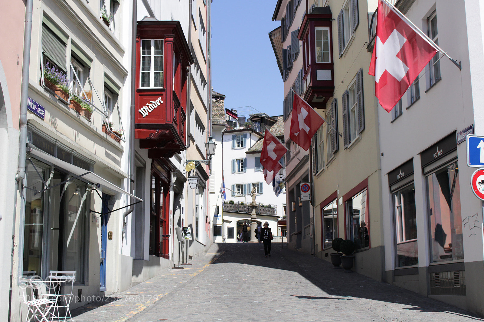 Canon EOS 100D (EOS Rebel SL1 / EOS Kiss X7) sample photo. Zurich..old city alley way photography