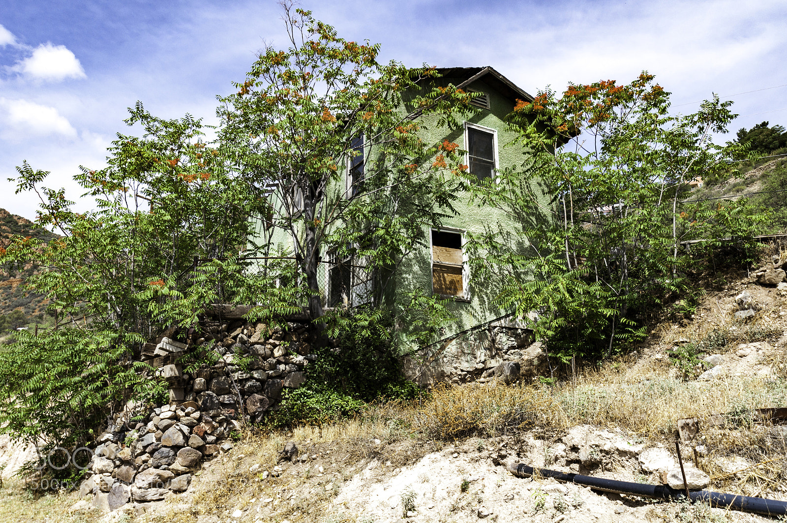 Nikon D5000 sample photo. Abandoned hillside house photography