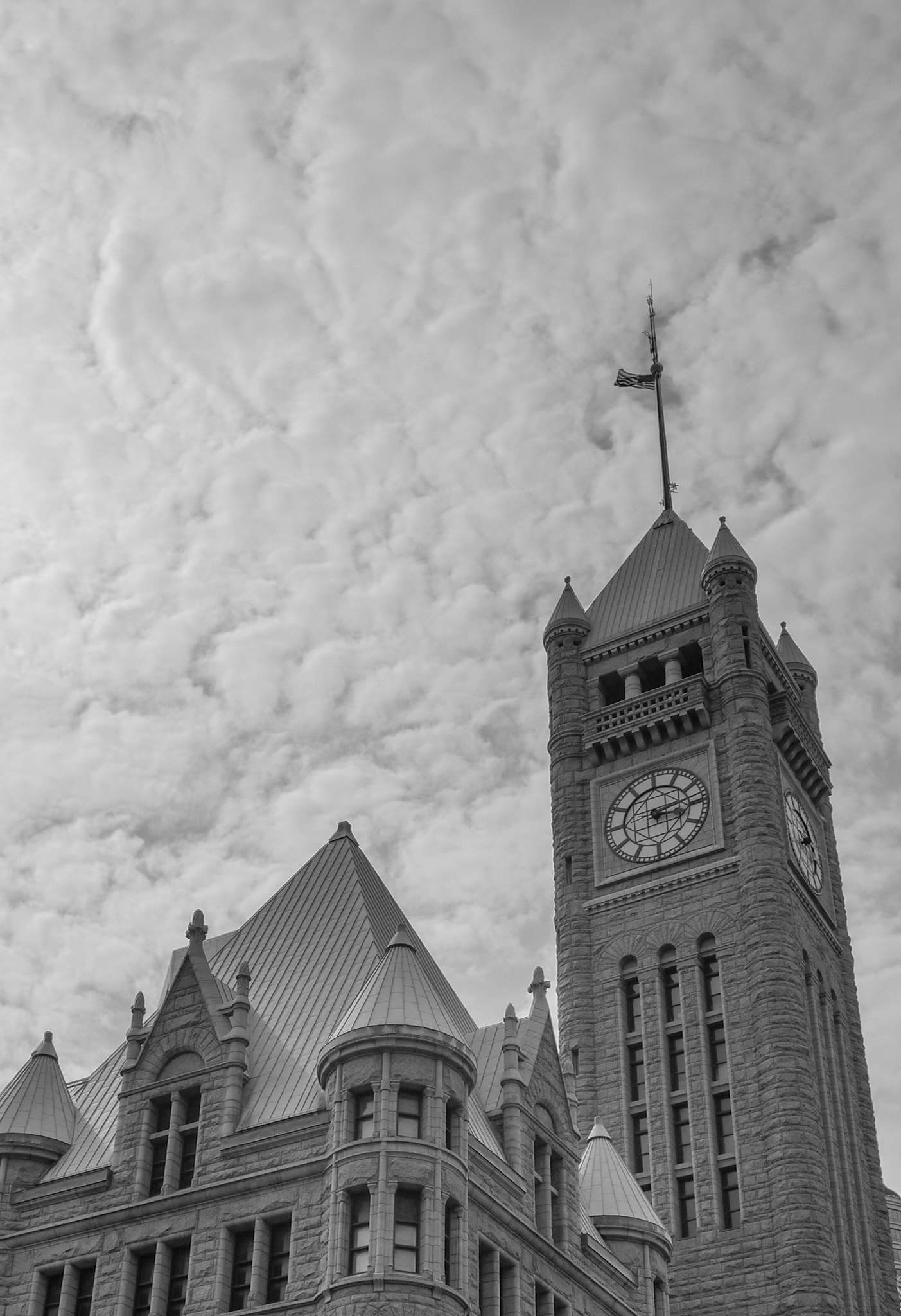 Panasonic Lumix DMC-GX85 (Lumix DMC-GX80 / Lumix DMC-GX7 Mark II) sample photo. Minneapolis city hall under clouds photography