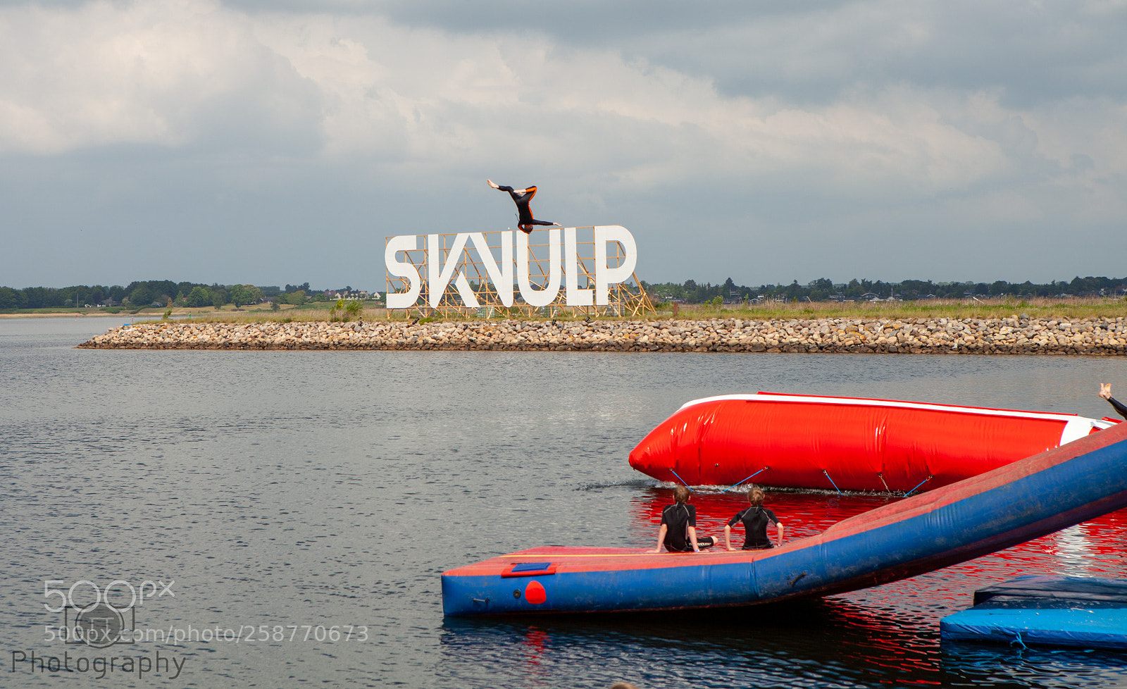Canon EOS 5D Mark II sample photo. Splash in the harbor photography