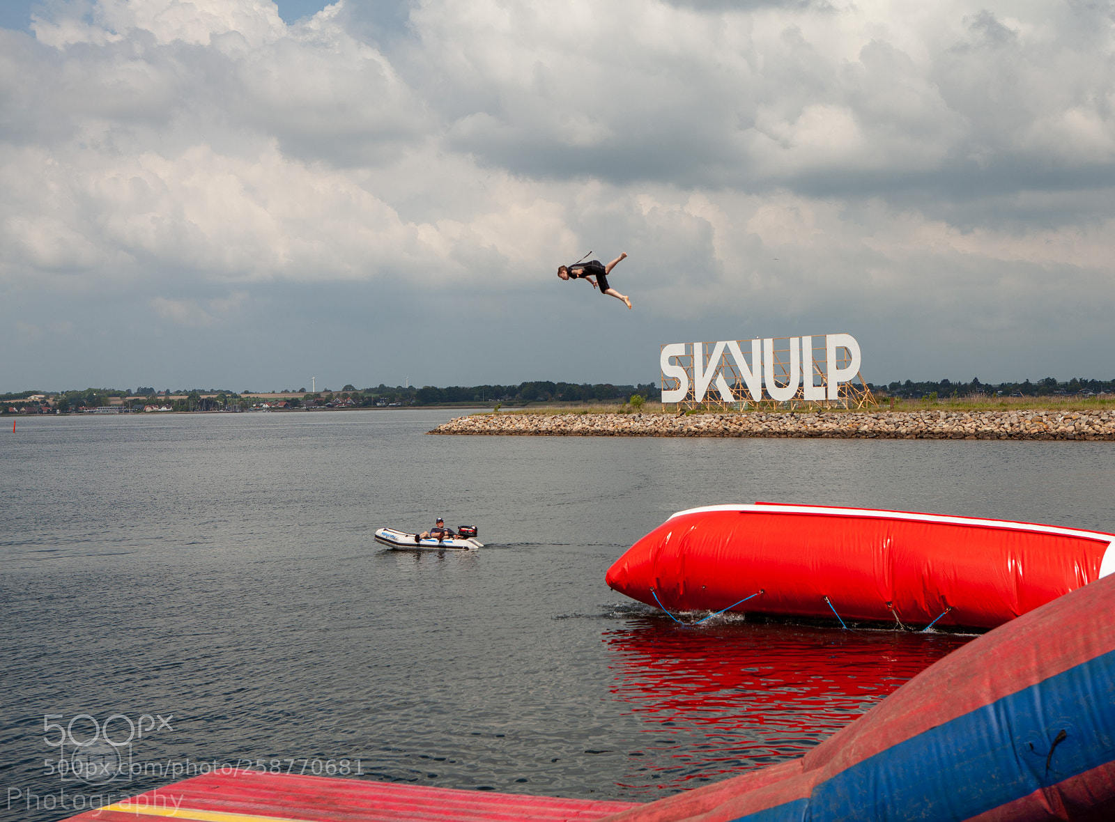 Canon EOS 5D Mark II sample photo. Splash in the harbor photography
