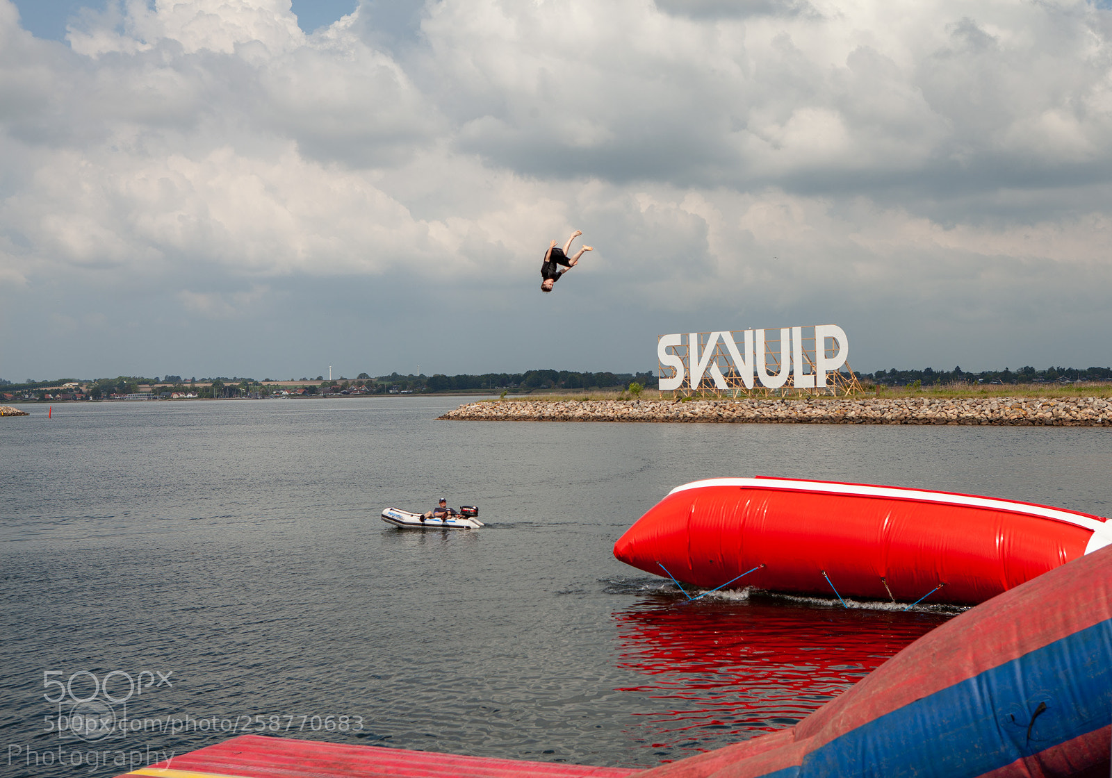 Canon EOS 5D Mark II sample photo. Splash in the harbor photography