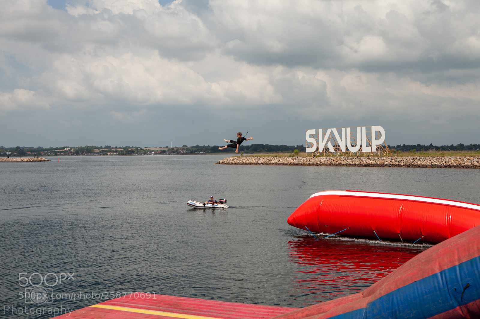 Canon EOS 5D Mark II sample photo. Splash in the harbor photography