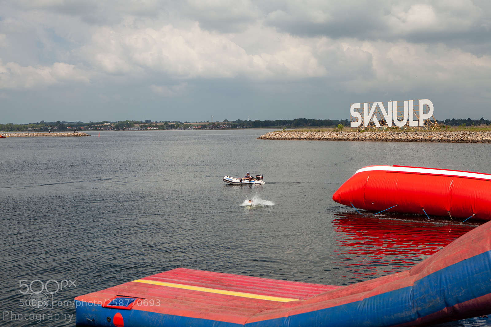 Canon EOS 5D Mark II sample photo. Splash in the harbor photography