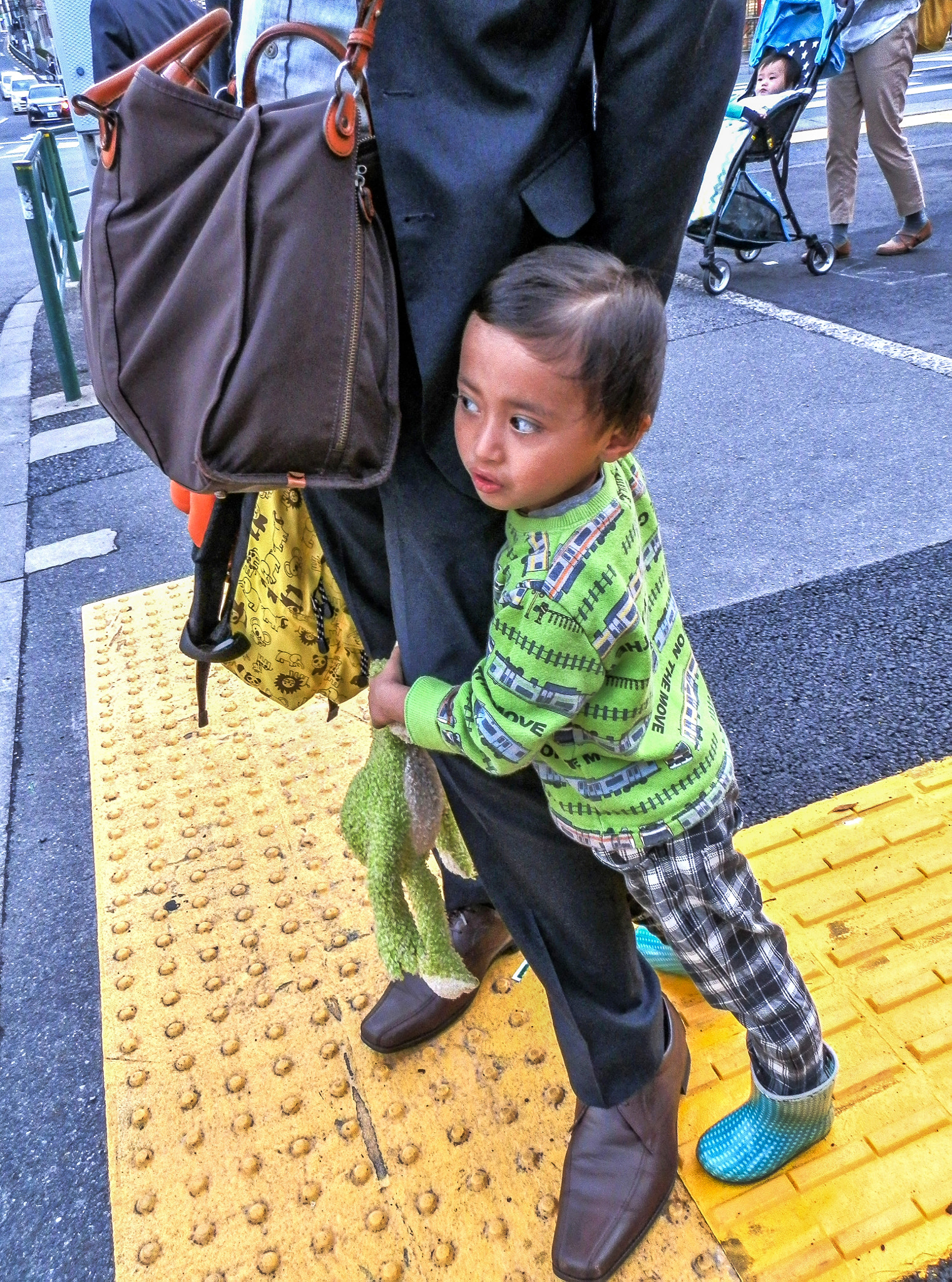 Olympus SZ-10 sample photo. Child cling to his feet photography