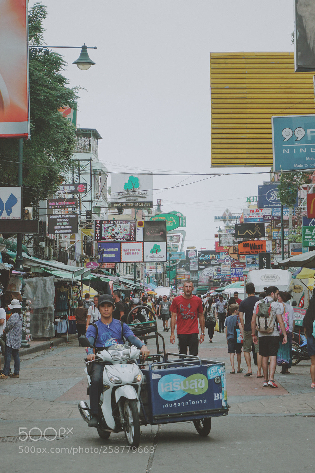 Sony a5100 sample photo. In khao san road photography