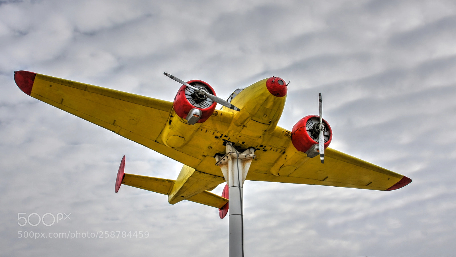 Canon EOS 40D sample photo. Plane on a pole photography