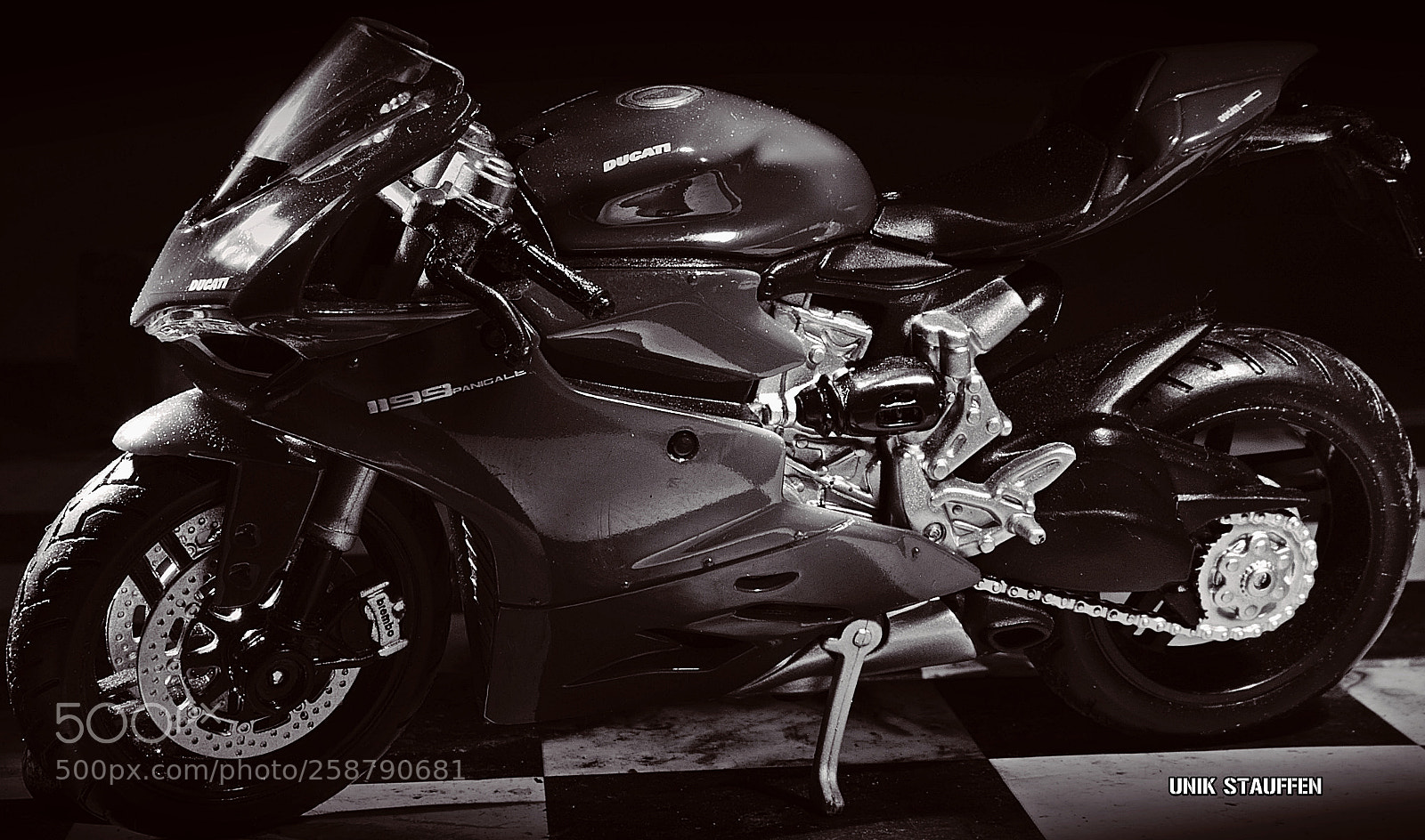 Nikon D3200 sample photo. Die cast 100 photography