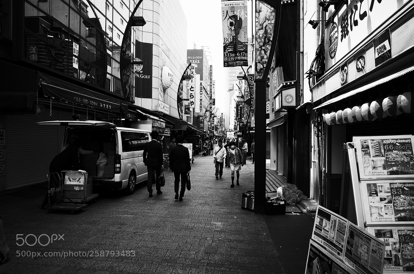 Ricoh GR II sample photo. Ueno street photography