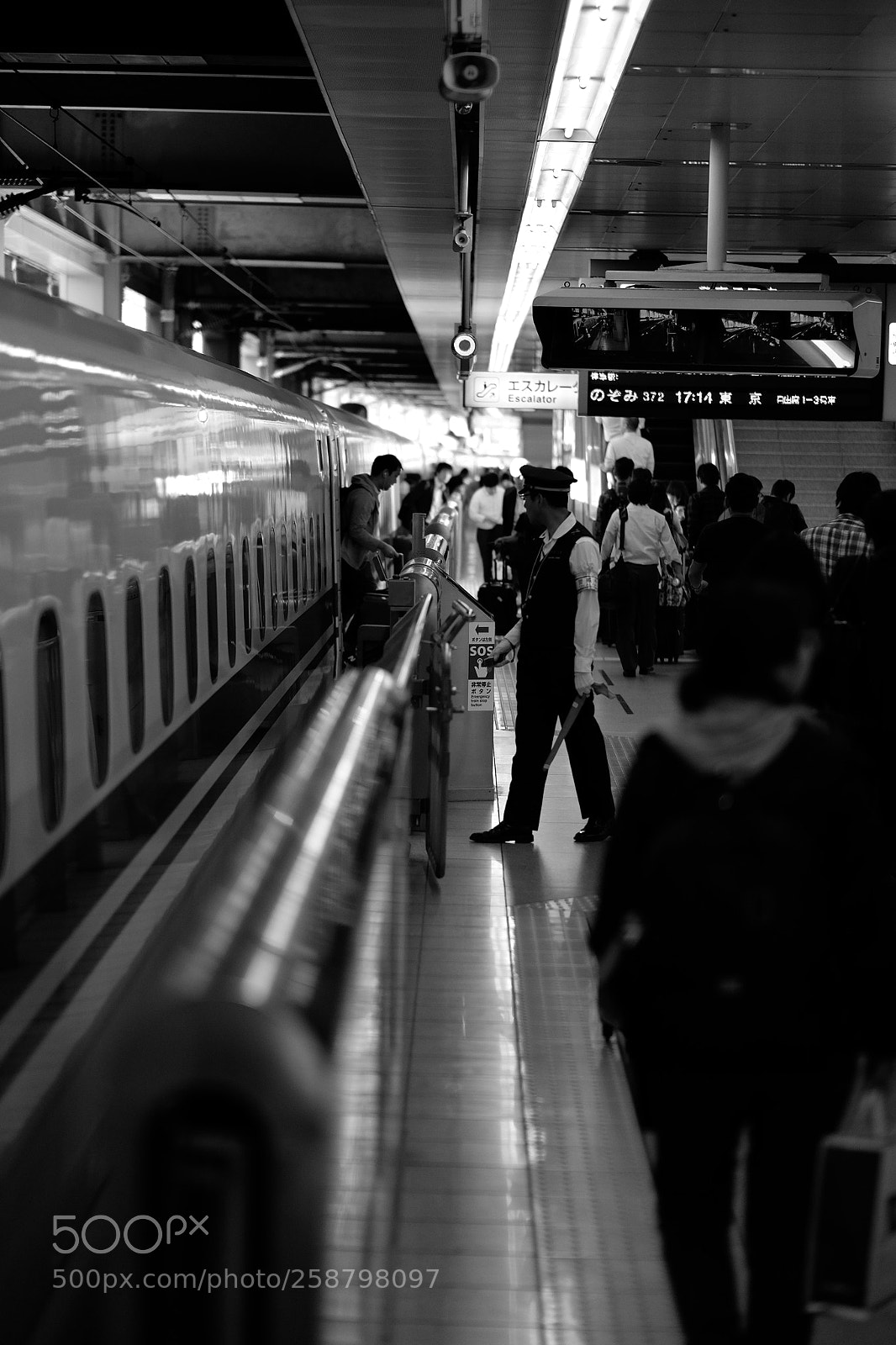 Fujifilm X-E2 sample photo. People in shinagawa station. photography
