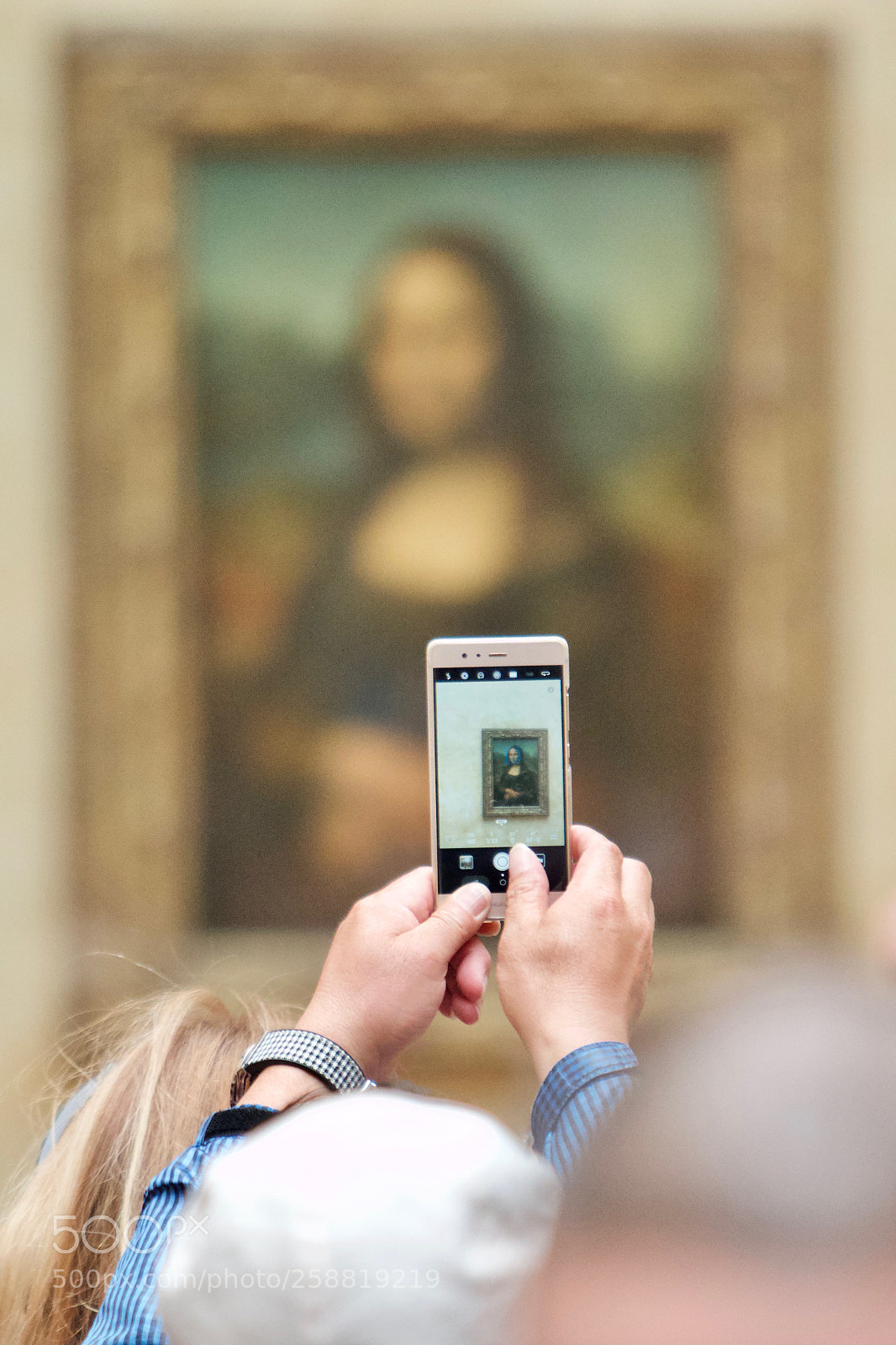 Canon EOS 550D (EOS Rebel T2i / EOS Kiss X4) sample photo. Tourist taking a smartphone-picture photography