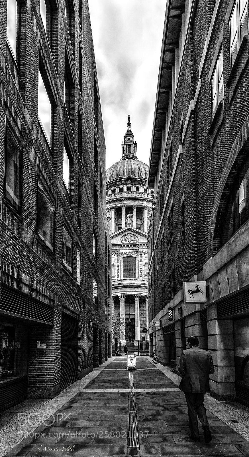 Canon EOS M5 sample photo. Walking to st. paul's photography
