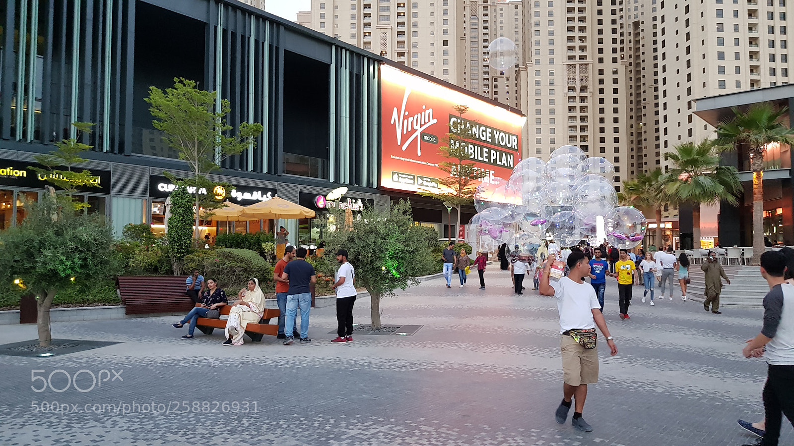 Samsung Galaxy S8+ sample photo. Balloon seller photography