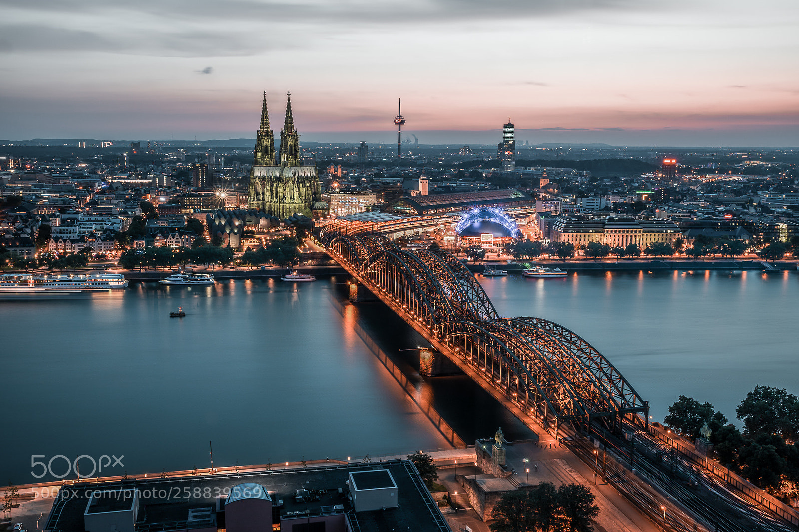 Canon EOS 5D Mark IV sample photo. Cologne @ goldenhour photography