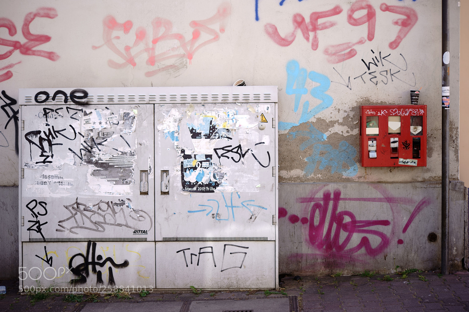 Sony a7 II sample photo. Scribbled electrical distribution box photography