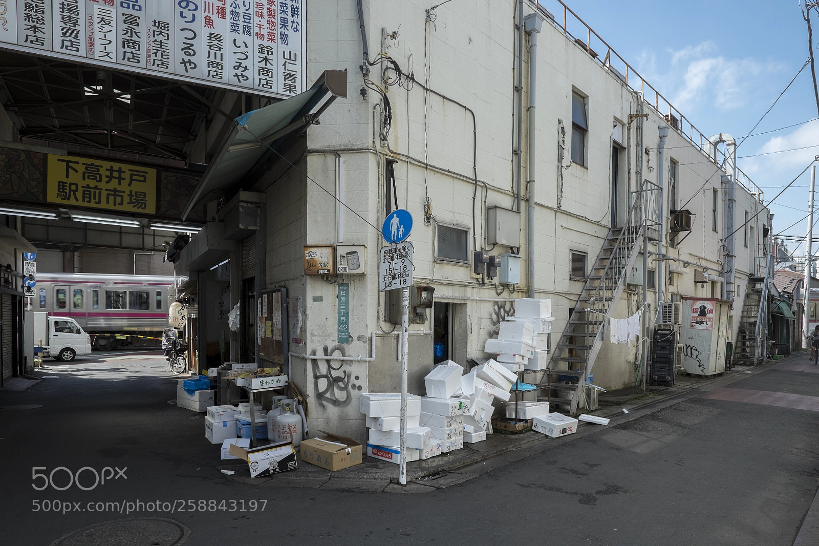 Fujifilm X-T1 sample photo. Tokyo.世田谷区松原　下高井戸駅前市場 photography
