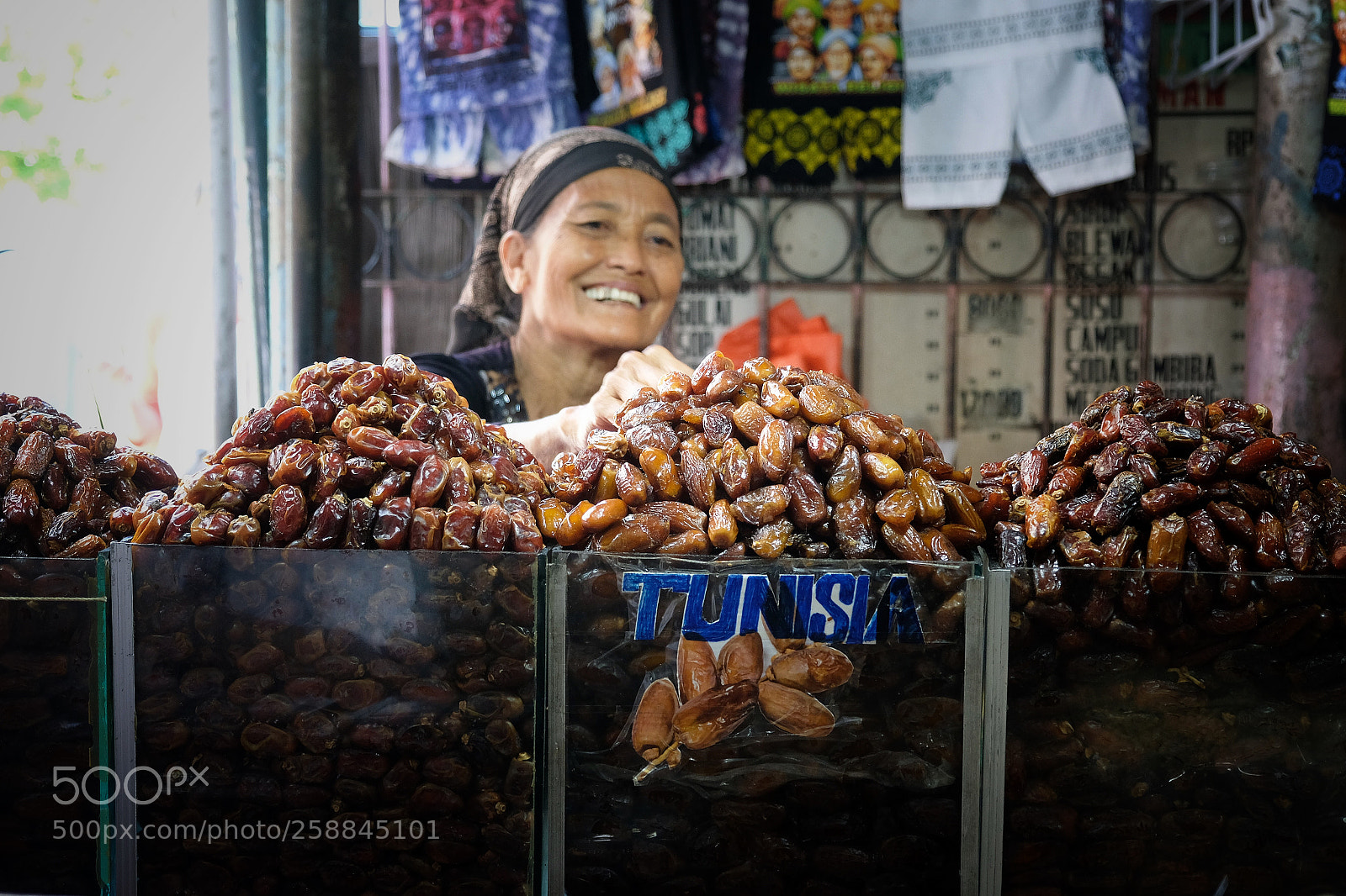 Fujifilm X-T2 sample photo. Pedagang kurma tunisia photography