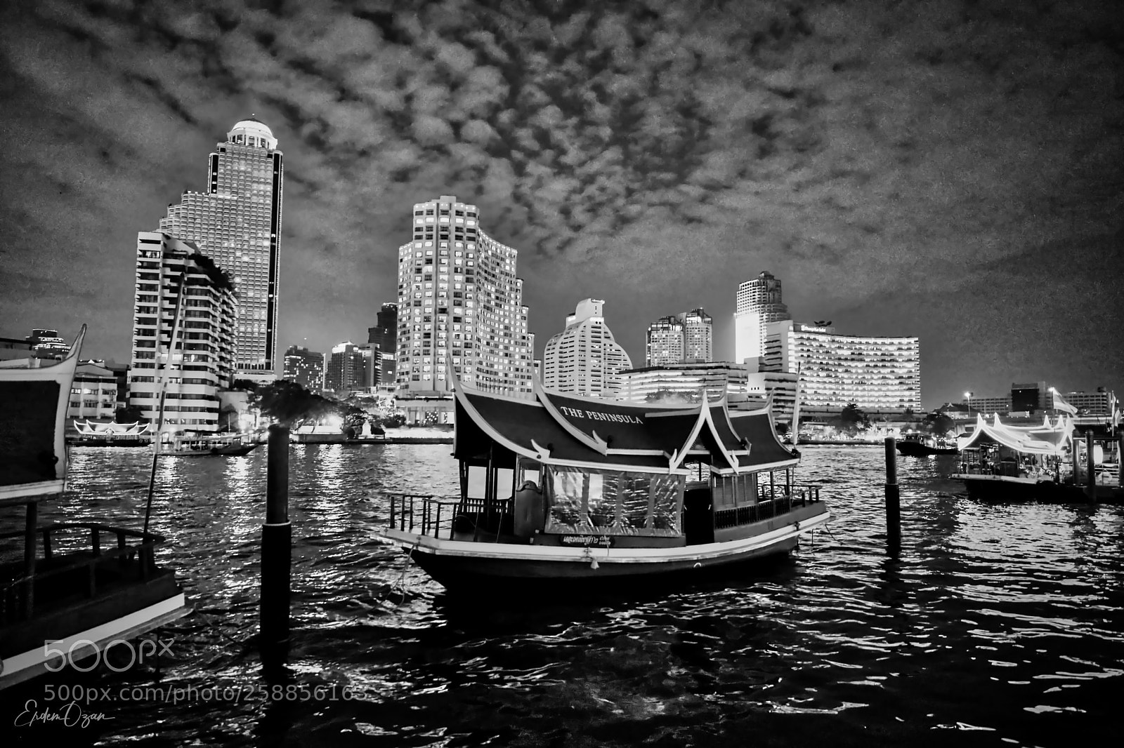 Canon EOS 5D Mark IV sample photo. Bangkok by night photography