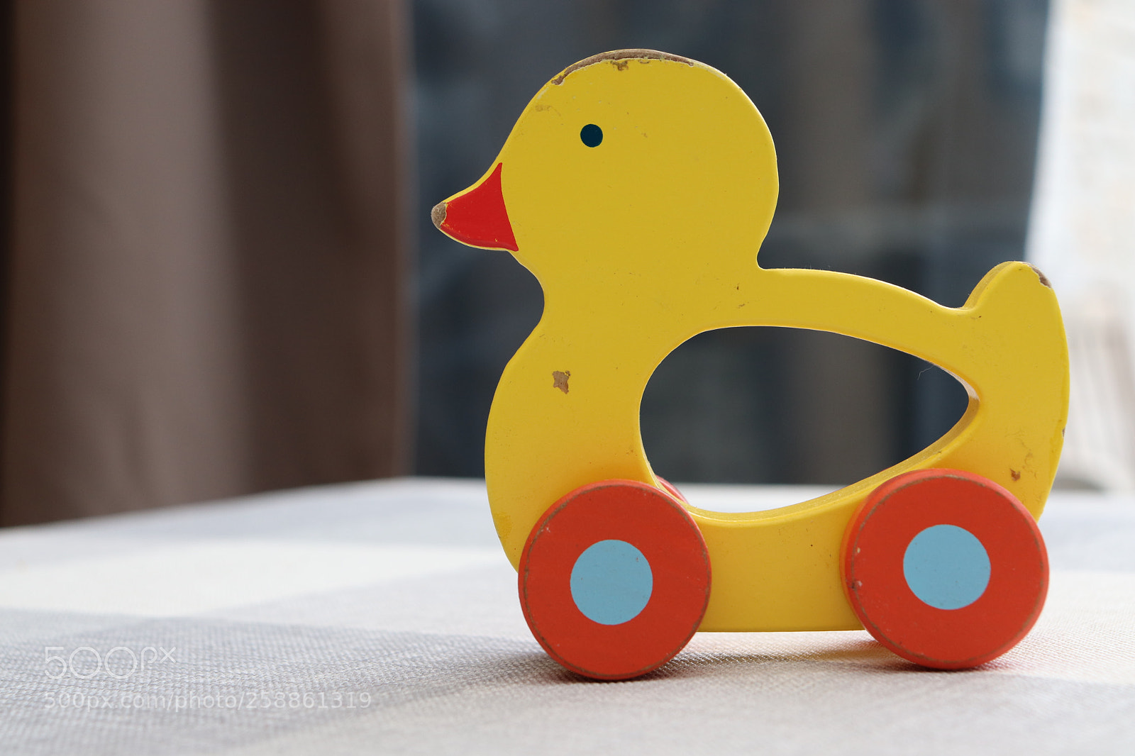 Canon EOS 200D (EOS Rebel SL2 / EOS Kiss X9) sample photo. Wooden duck on his photography
