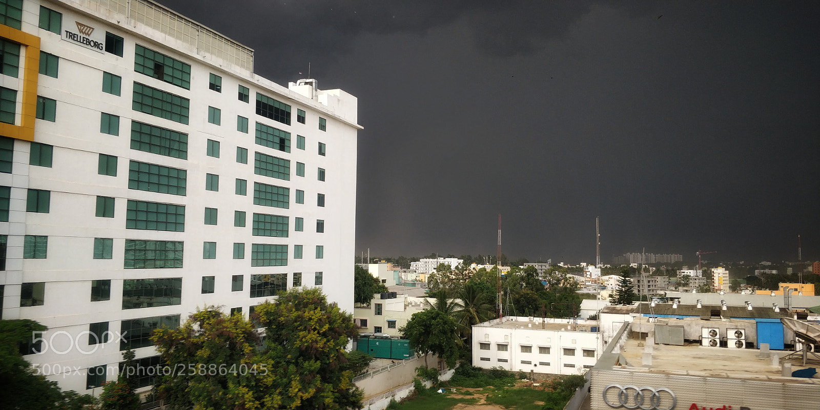 OnePlus 5T sample photo. Black clouds photography