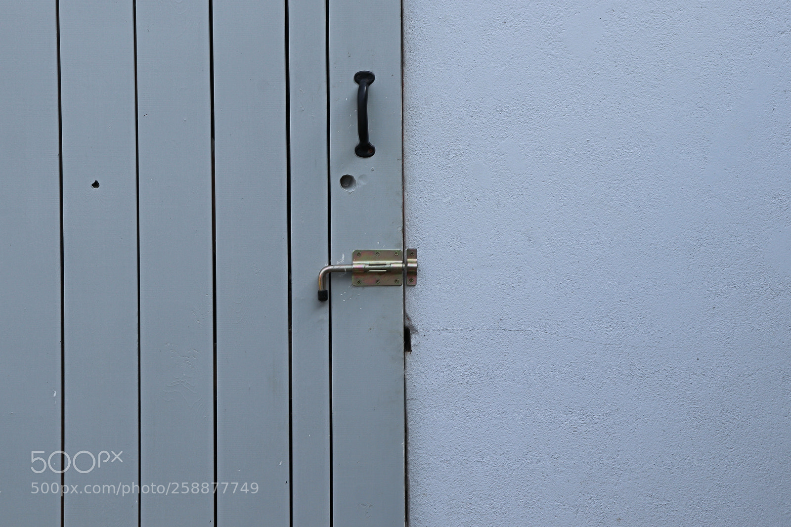 Canon EOS 200D (EOS Rebel SL2 / EOS Kiss X9) sample photo. Grey door showing lines photography