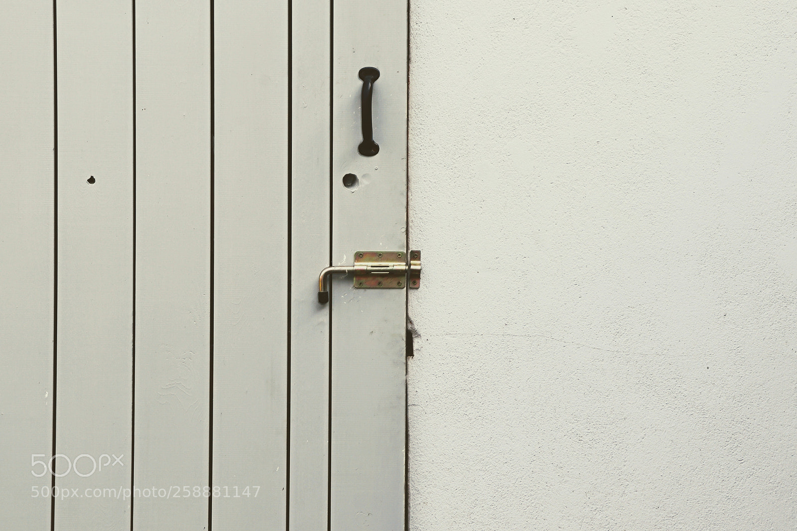Canon EOS 200D (EOS Rebel SL2 / EOS Kiss X9) sample photo. Handmade wooden door photography