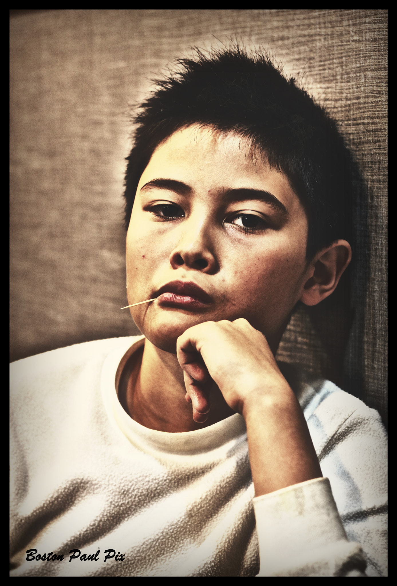 Canon EOS 750D (EOS Rebel T6i / EOS Kiss X8i) + Canon EF 50mm F1.8 II sample photo. Young boy thinking photography