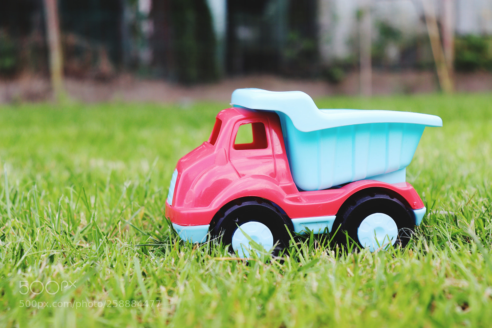 Canon EOS 200D (EOS Rebel SL2 / EOS Kiss X9) sample photo. Toy dumptruck photography